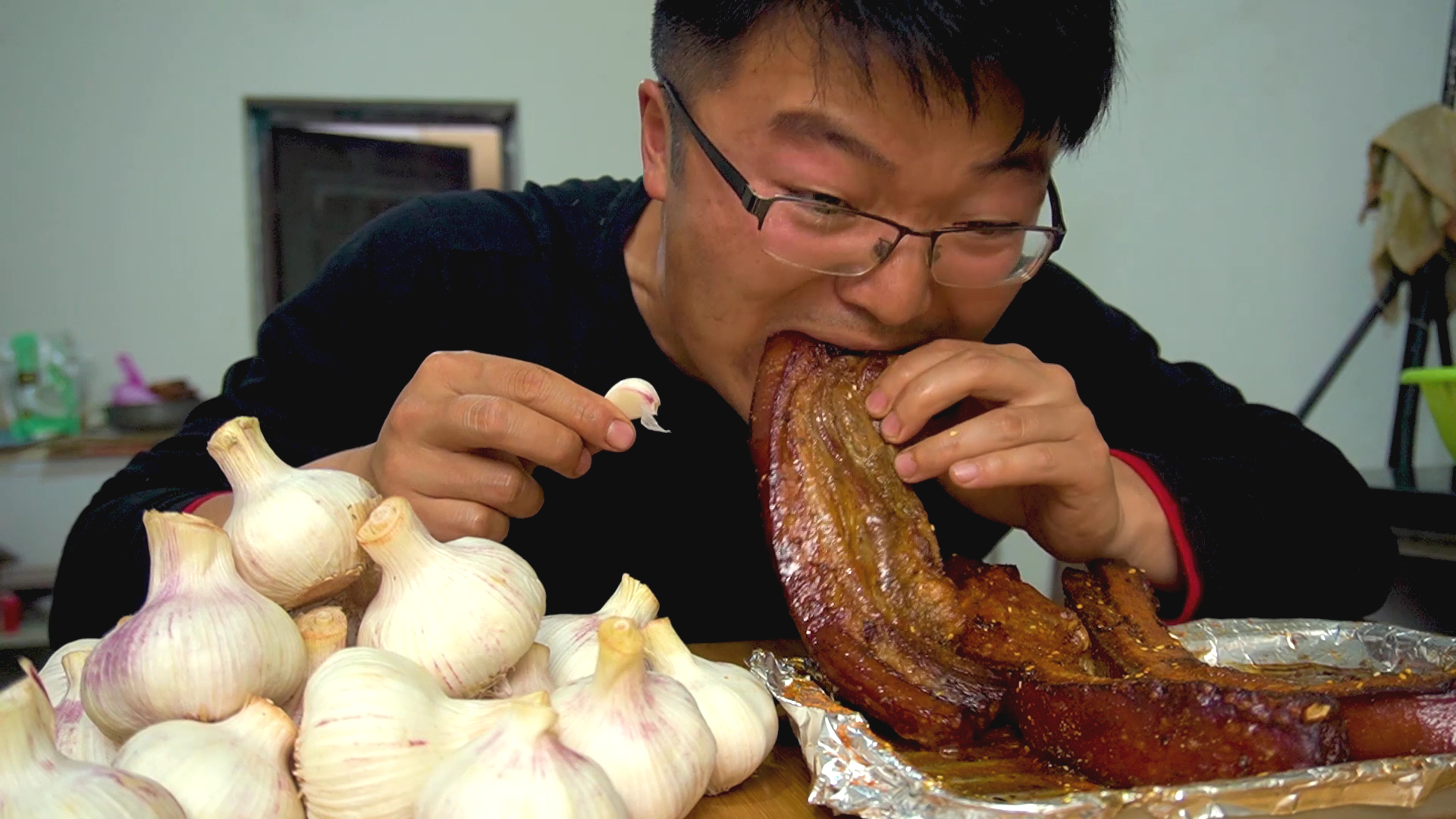 一箱外国蒜,五斤烤肉,大sao挑战吃蒜极限,头一次尝试,上头了